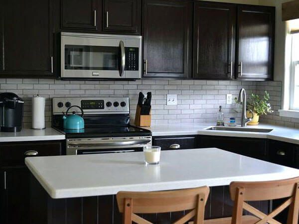 Tay nắm tủ bếp với kiểu dáng thiết kế đơn giản nhưng lại ấn tượng giúp quá trình đóng mở cửa tủ được thuận lợi.